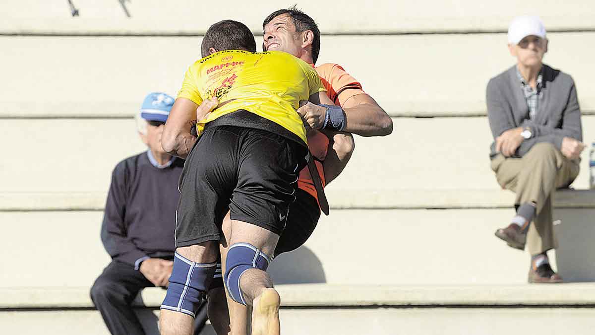 Javi Oblanca se midió en primera ronda con un intratable Ibán y al perder le sirve el título en bandeja al de Barrillos de Curueño. | MAURICIO PEÑA