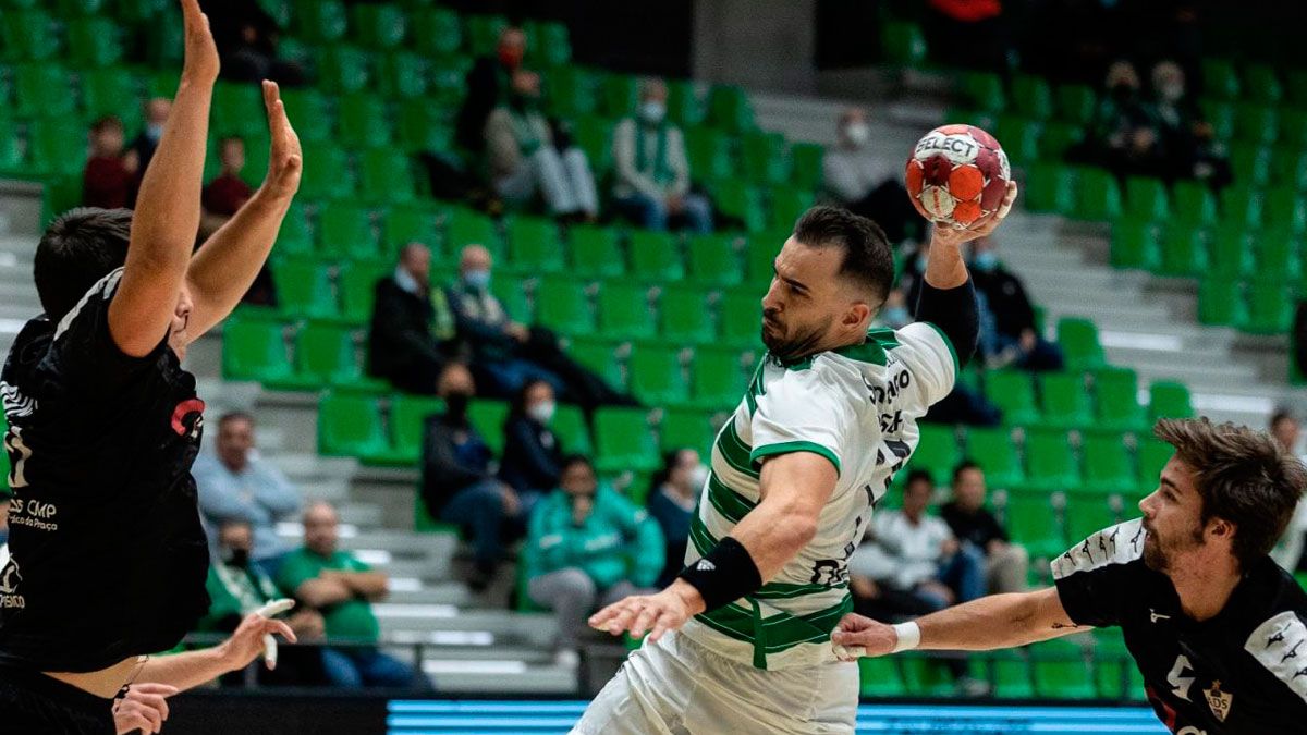 Carlos Ruesga realiza un lanzamiento durante un encuentro de esta temporada con el Sporting. | MAURICIO PEÑA