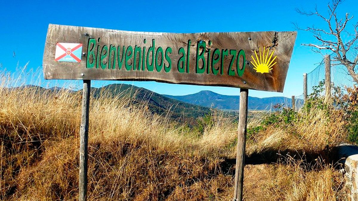 Cartel de bienvenida a la comarca en su escenario rural. | L.N.C.