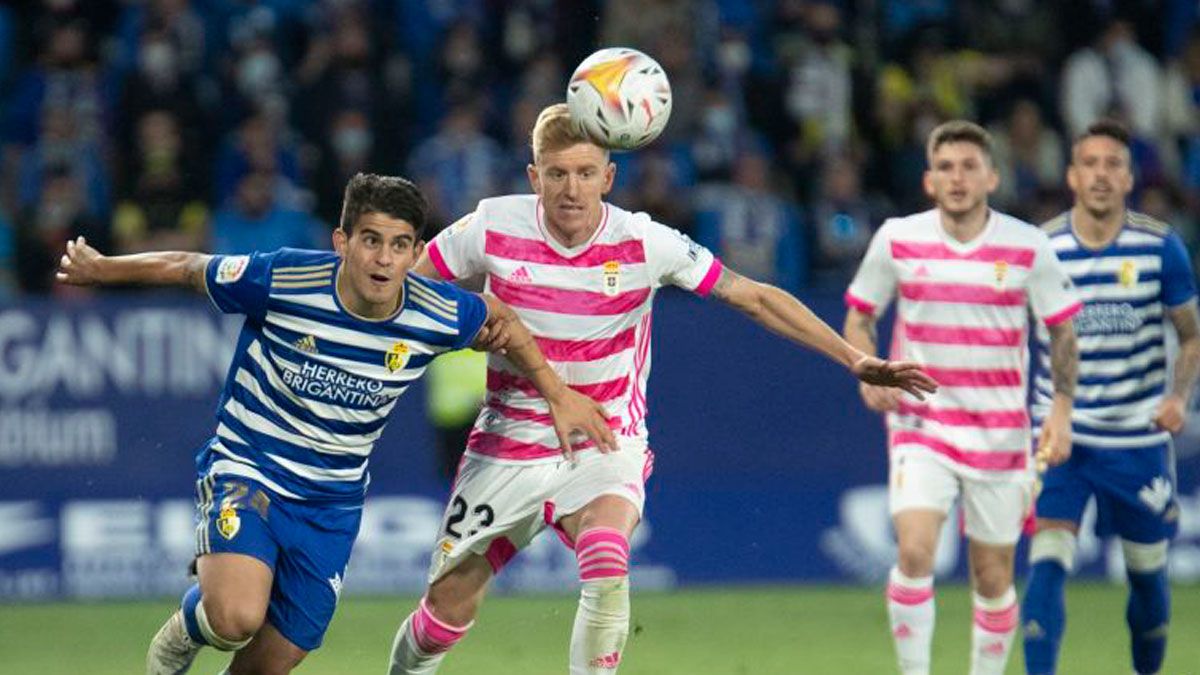 Zalazar busca un balón dividido en el choque ante el Oviedo. | LALIGA