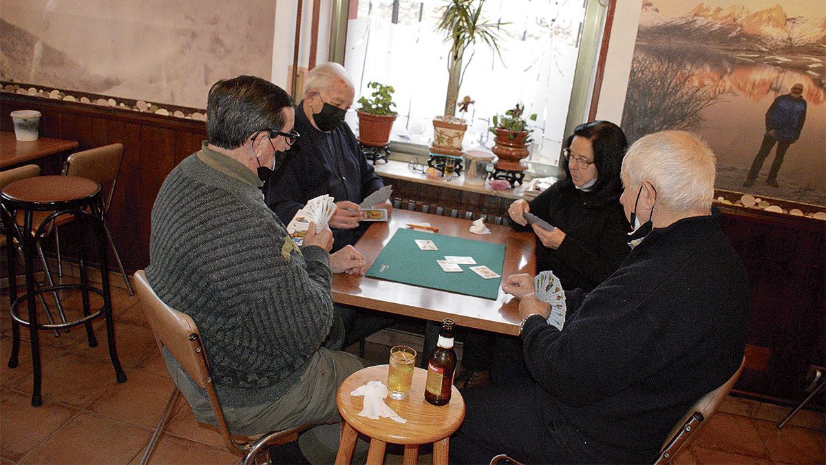 La partida diaria de cartas, algo que ha sido posible al volver Tomás a abrir el bar, que ya había cerrado pero ¿qué va a hacer la gente? | F.F.