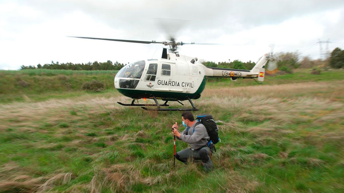 Unidad aérea de la Guardia Civil en el Camino, al lado del Villanueva caminante. | P.V.