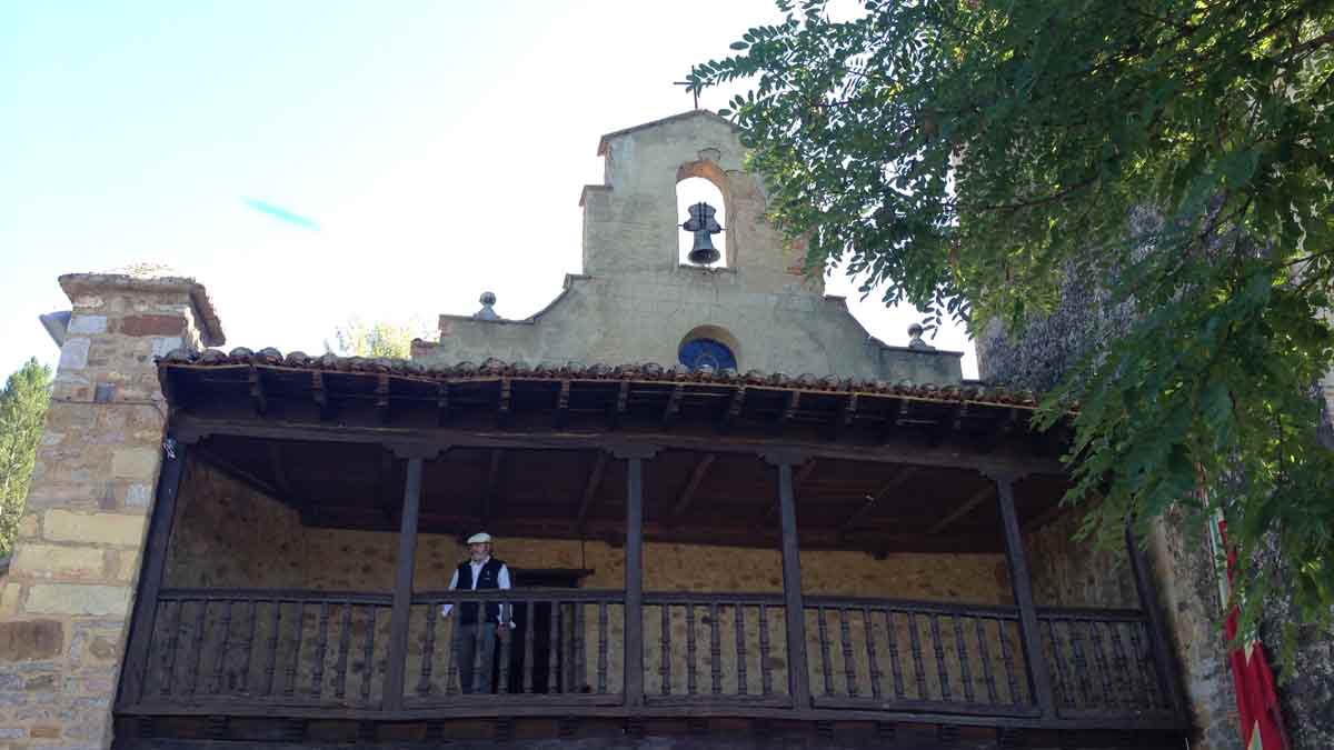 El periodista Pedro Trapiello pregonó la romería de 'Las Manzanedas' desde el santuario. | IRENE DOMÍNGUEZ