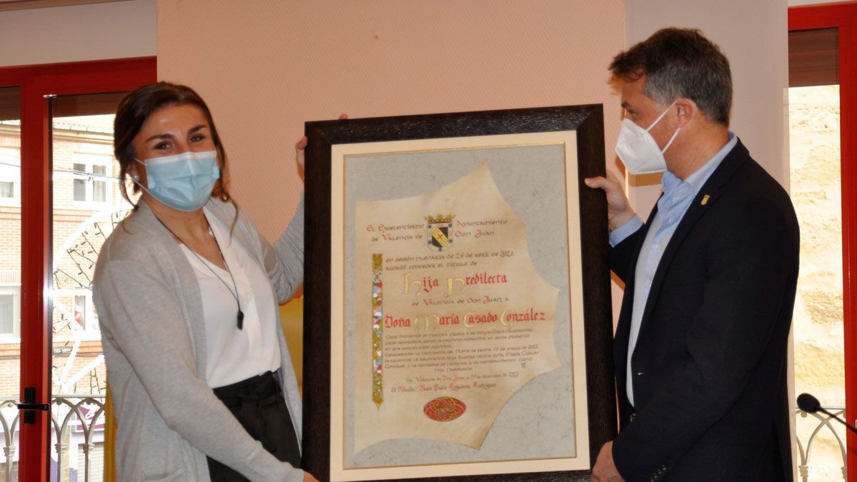 María Casado recoge el título que le reconoce como hija predilecta de Valencia de Don Juan. | L.N.C. María Casado recoge el título que le reconoce como hija predilecta de Valencia de Don Juan. | L.N.C.