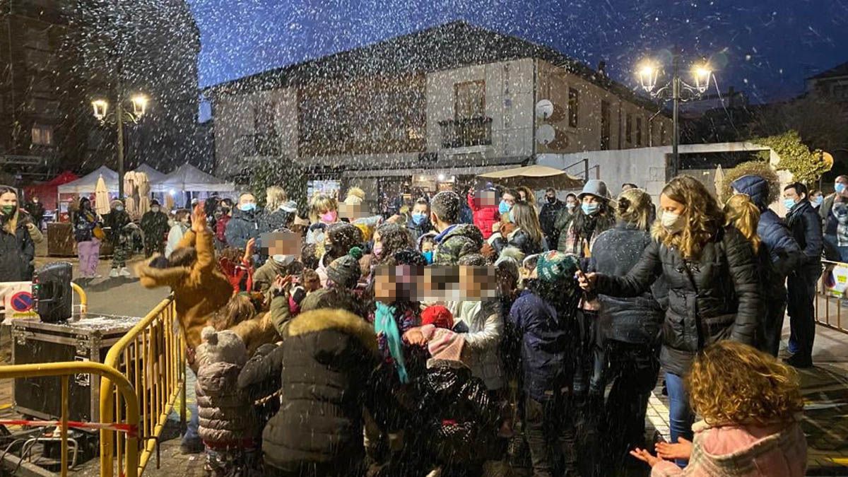 Imagen del mercadillo navideño, el fin de semana anterior a Nochebuena, con nieve artificial. | Ayto. Toral