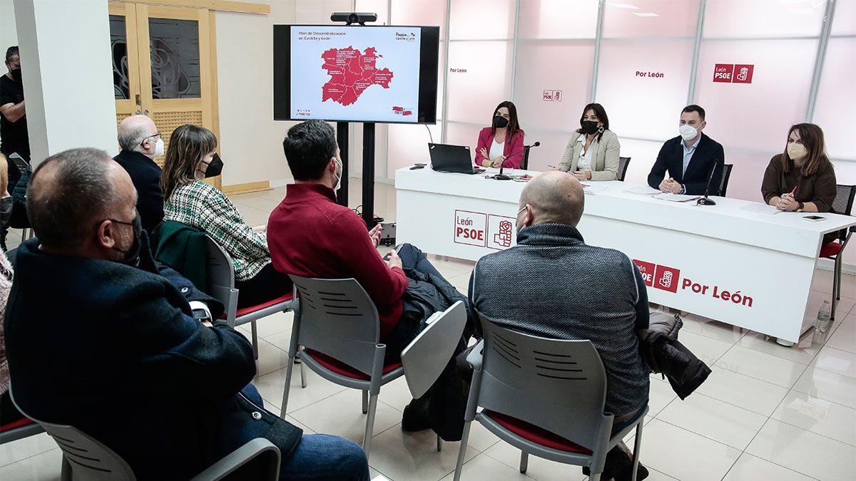 Un momento de la reunión de trabajo del PSOE, ayer en su sede. | ICAL Un momento de la reunión de trabajo del PSOE, ayer en su sede. | ICAL
