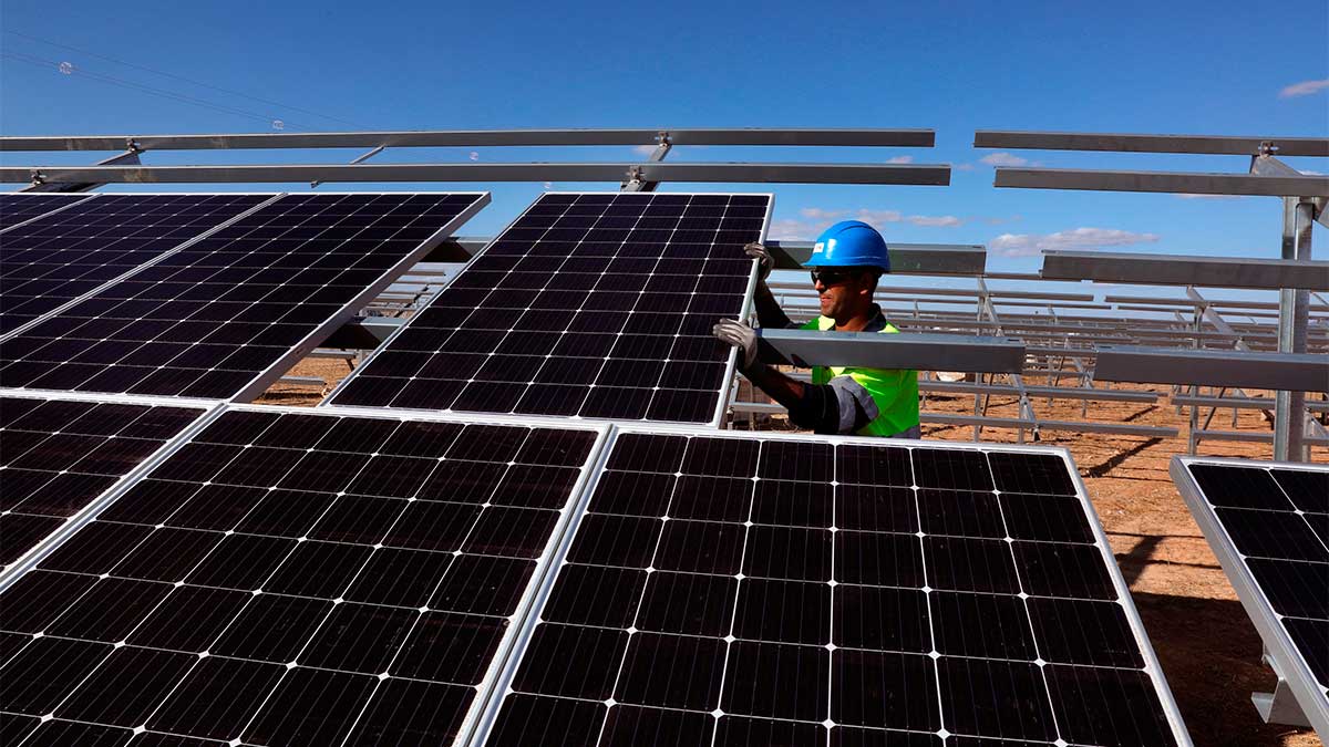 Imagen de archivo de la instalación de una planta fotovoltaica. | L.N.C.