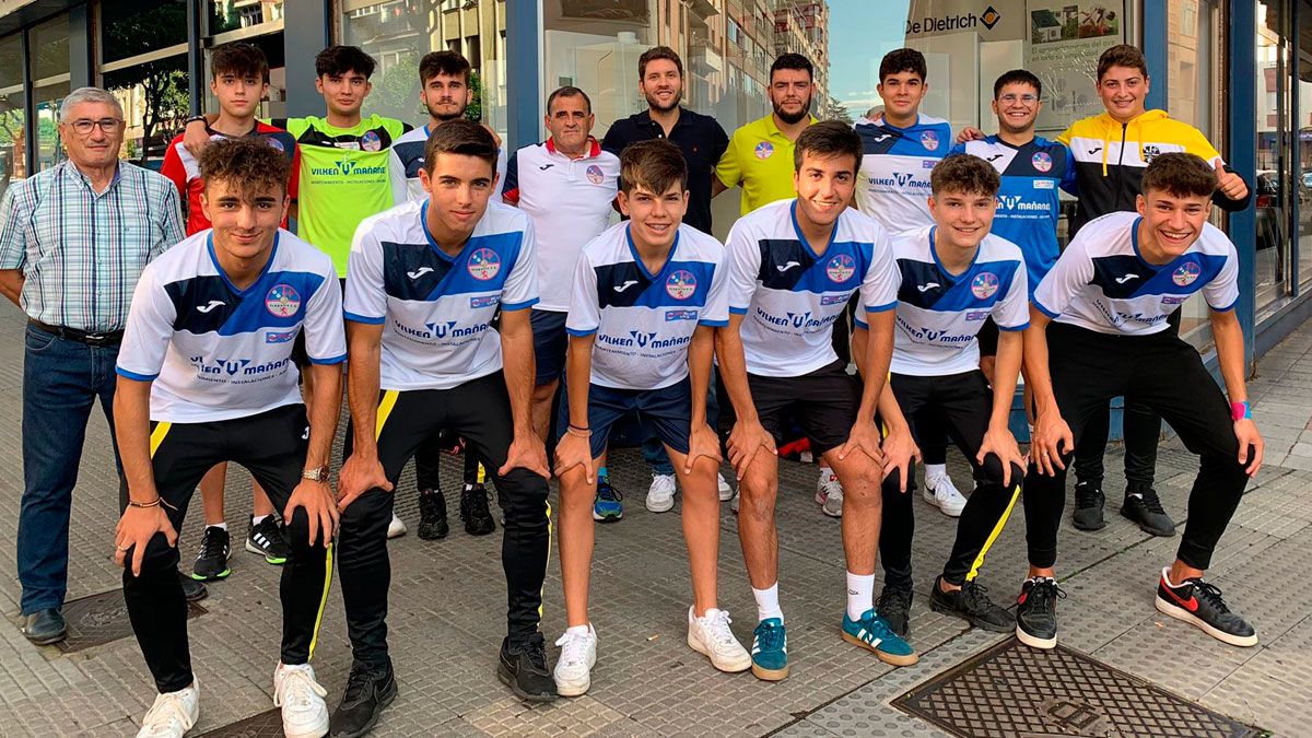 La plantilla del Trepalio juvenil posa junto a cuerpo técnico y directiva frente a las instalaciones de su patrocinador principal, Vilken Mañanes. | L.N.C.