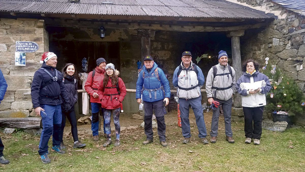 El Belén de espantapájaros de Prada quería convertirse en un motivo para visitar el poblado que estuvo abandonado y lo va logrando. | ISASI SA TOPOLINA