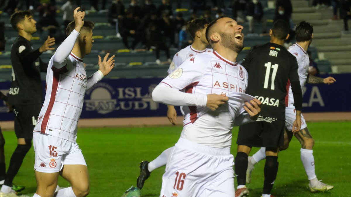 Amelibia celebra el gol marcado en Copa ante el San Fernando. | ANTONIO VÁZQUEZ