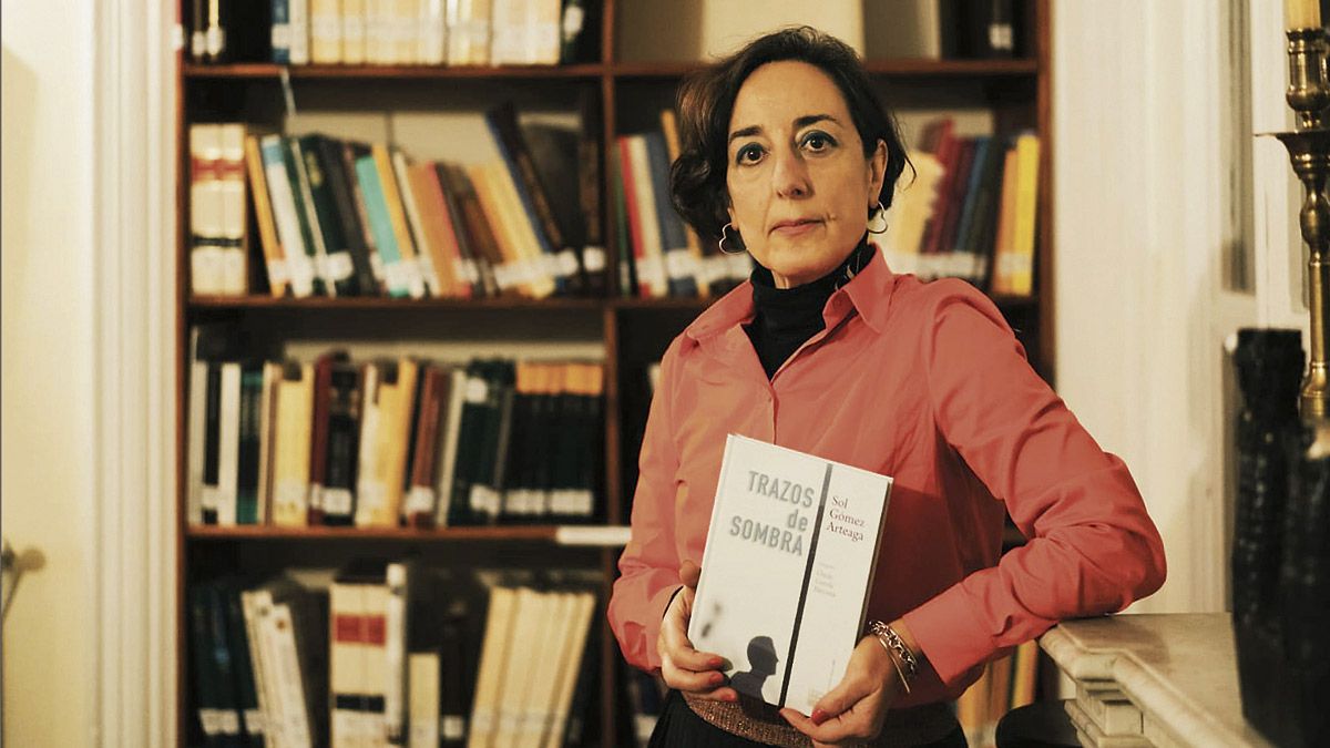 La escritora valderense Sol Gómez Arteaga con su nueva publicación. | LUISITEN