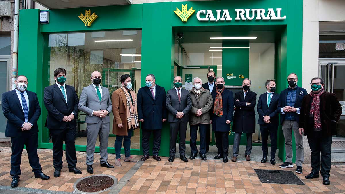 Foto de familia de la apertura de la oficina de Caja Rural, en la localidad de Villadangos. | SAÚL ARÉN