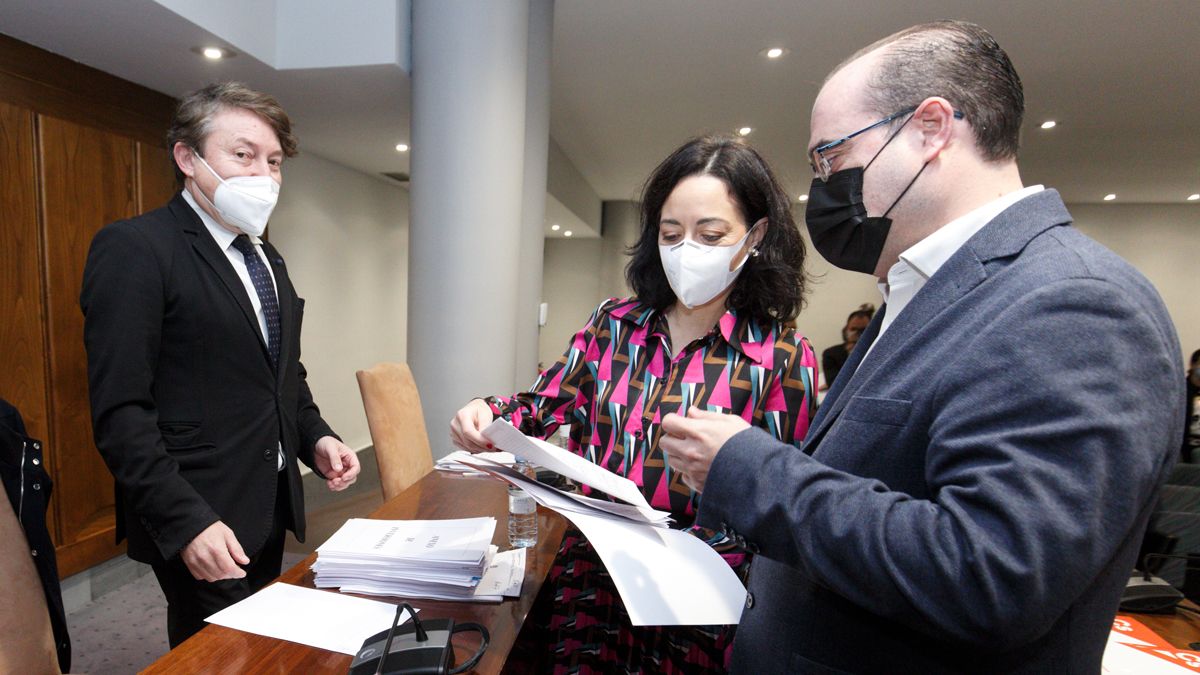 Folgueral (USE) Morales (Cs) y Morala (PP), revisan algunos de los puntos antes de iniciarse la sesión. | C.S (Ical)