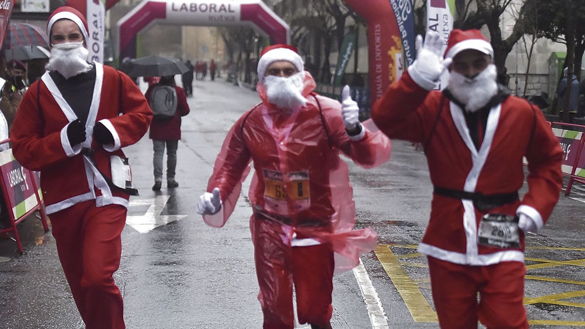 Un instante de la San Silvestre de León. | SAÚL ARÉN