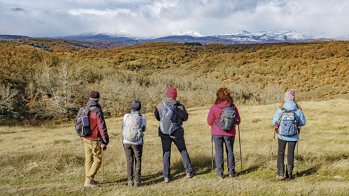 Contemplando las montañas de Villabandín. | VICENTE GARCÍA