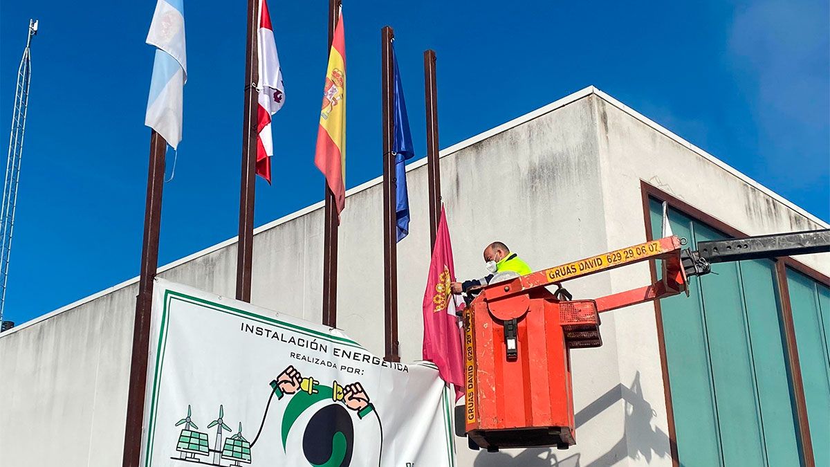 Banderas a media asta en el Ayuntamiento de Sariegos. | SAÚL ARÉN Banderas a media asta en el Ayuntamiento de Sariegos. | SAÚL ARÉN