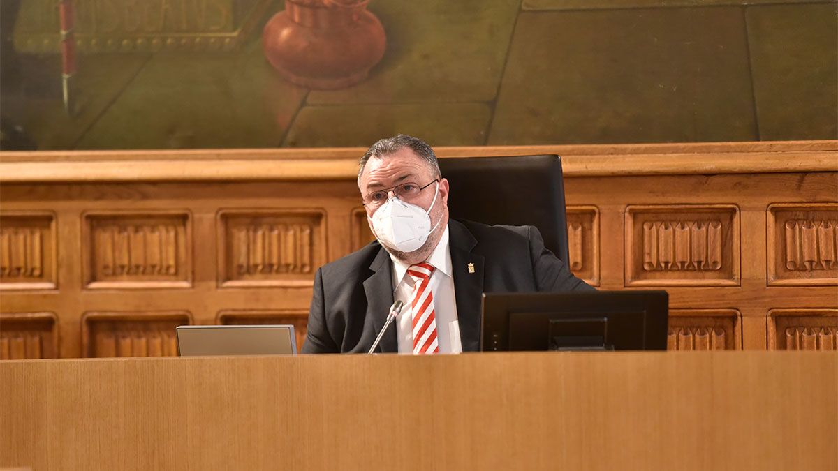 El presidente de la Diputación de León, Eduardo Morán, durante pleno de este viernes. | SAÚL ARÉN