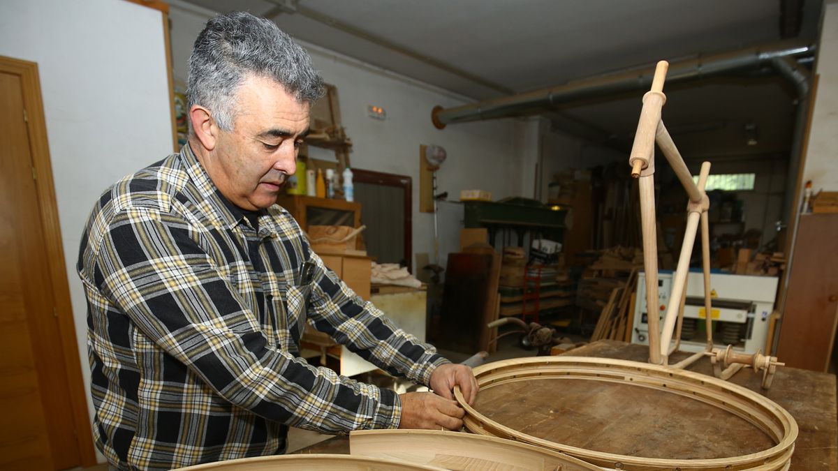 José Pérez, artesano de la madera del municipio berciano de Cabañas Raras.