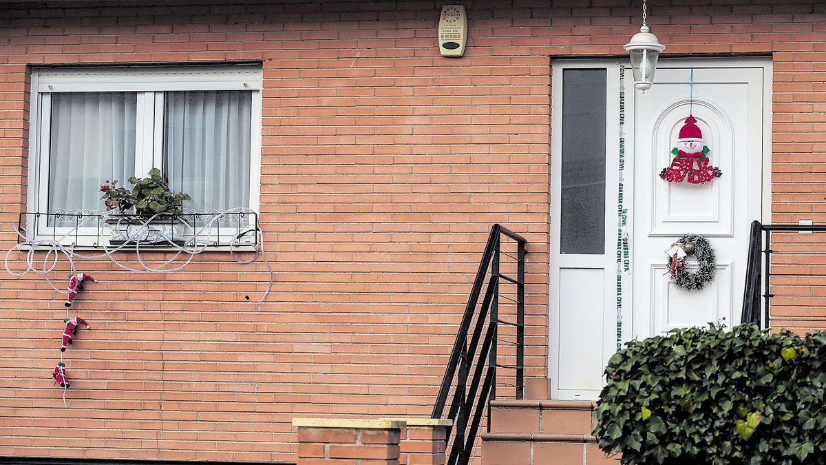 La Guardia Civil precintó la puerta de la vivienda de la familia. | ICAL