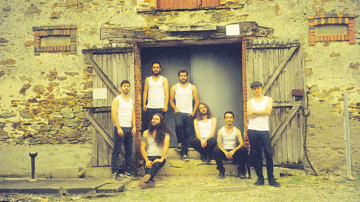 Los siete integrantes de La Moda, La Maravillosa Orquesta del Alcohol, el grupo burgalés que en sus inicios pasó por Matadeón de los Oteros y que hoy llena grandes estadios.