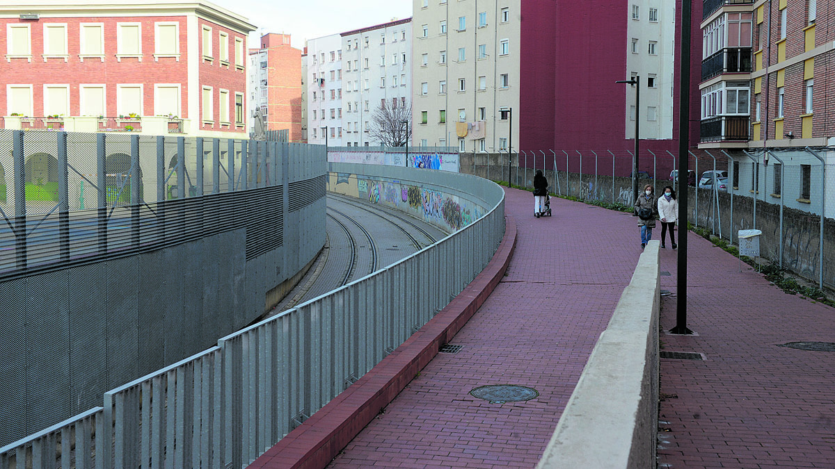 La nueva plataforma de Feve entre la estación de Padre Isla y el apeadero de La Asunción lleva terminada y sin trenes desde mayo de 2018. | MAURICIO PEÑA