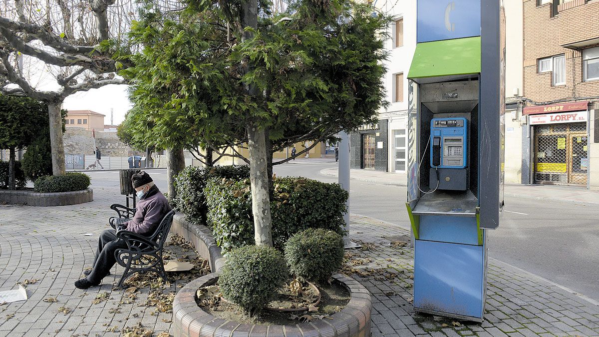 En la plaza del Espolón sobrevive una de las 131 cabinas de teléfono que quedan en León. | MAURICIO PEÑA