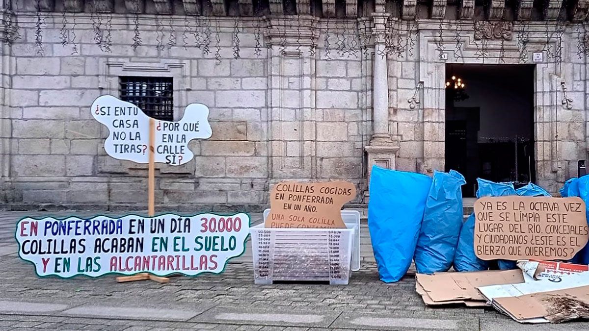 Sacas que Proyecto Orbanajo ha llevado a las puertas del Consistorio.