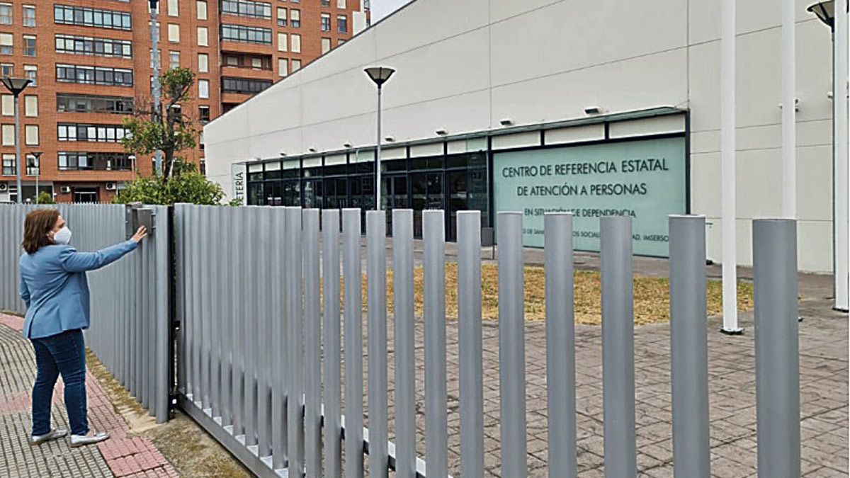 La concejala del PP Aurora Baza, a las puertas de la Ciudad del Mayor. | L.N.C.