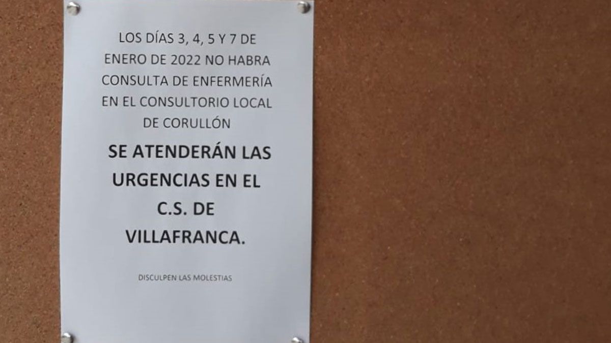 Comunicado pegado a las puertas del consultorio con los avisos de falta de personal. Comunicado pegado a las puertas del consultorio con los avisos de falta de personal.