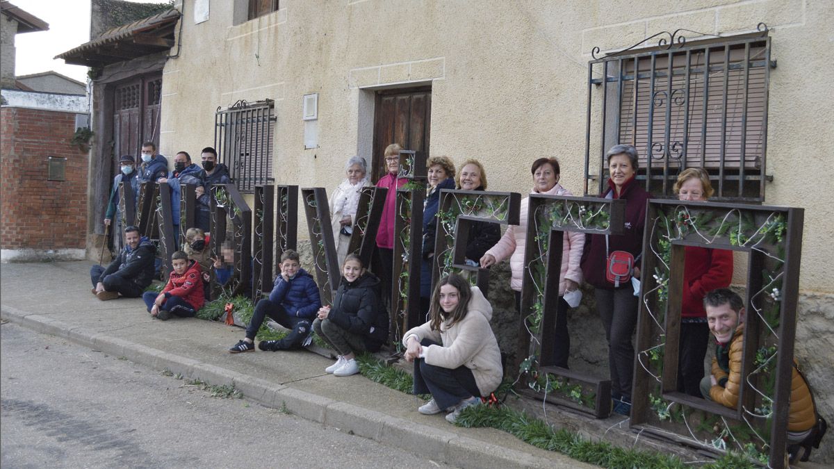 Octavio, Rubén, José, Iván, Esther, Amparo, Angelines, Nati, Quili, Toñi y María en la fila superior, de izquierda a derecha y en la fila inferior, agachados, Juanmi ,Miguel, Diego, Nagore, Álvaro, Lidia, Virginia y Víctor, colocados entre las 10 letras.