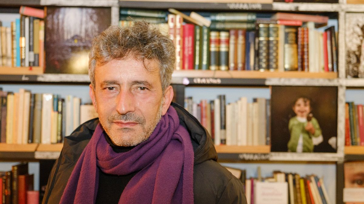 El fotógrafo José Ramón Vega en la librería Tula Varona, donde expone entre libros y cafés. | VICENTE GARCÍA