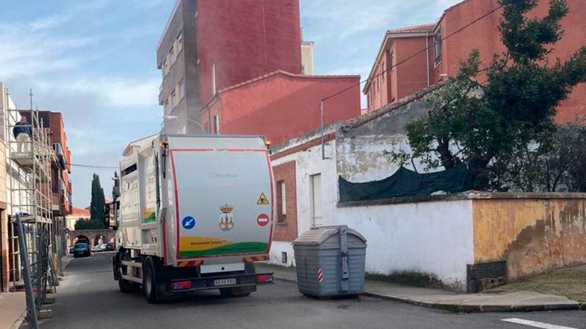 El camión de Benavente encargado de la basura en Astorga. | P.F.