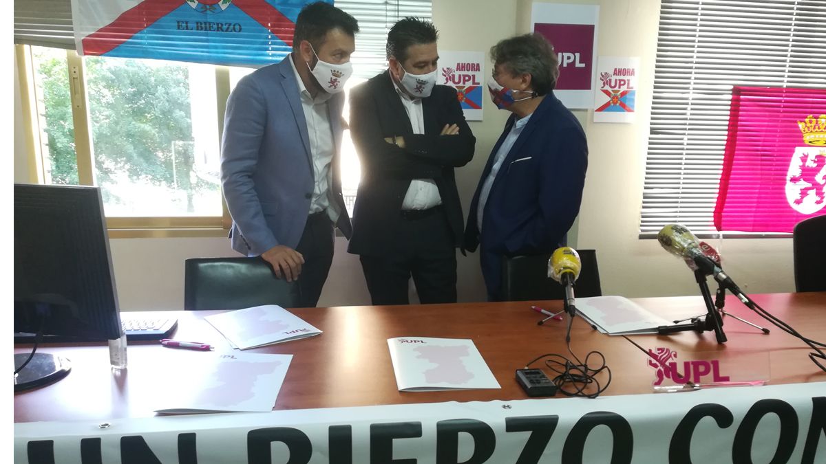 José Ramón García, Luis Mariano Santos y Melchor Moreno, en una rueda de prensa de archivo. | D.M.