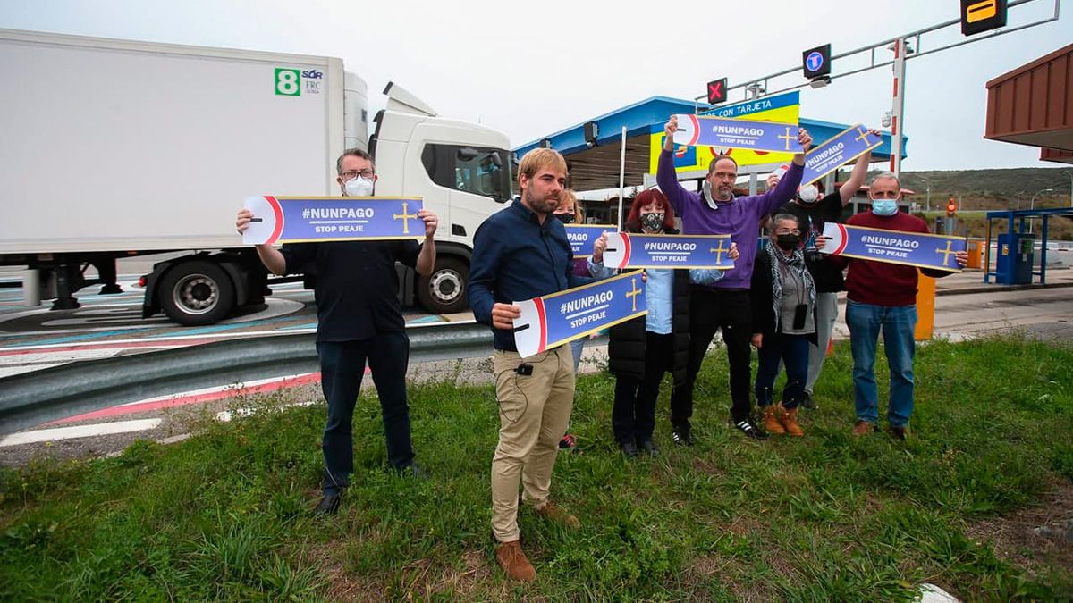 Una protesta reciente contra el peaje de la AP-66 en La Magdalena protagonizado por Podemos Asturias. | L.N.C.