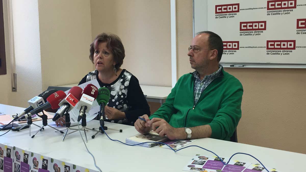 Rosa Castro e Ignacio Fernández, ayer en la sede de CCOO en León. | S.M.