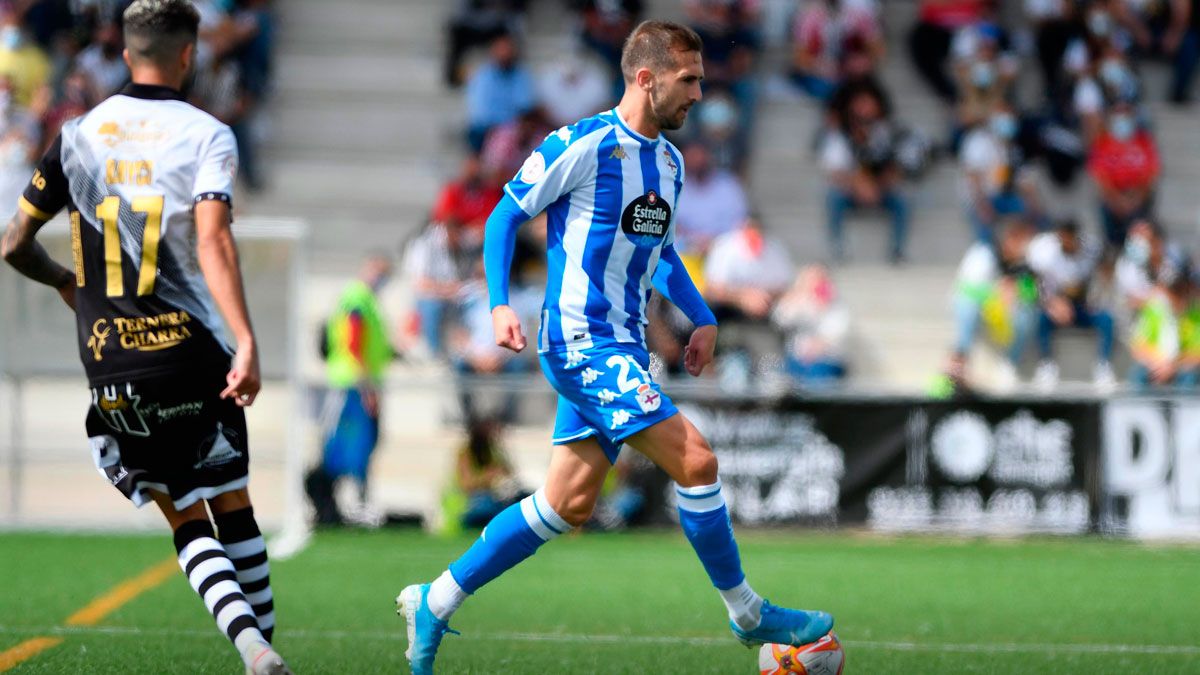 Benito conduce el balón durante un partido de la presente temporada frente a Unionistas. | RCDEPORTIVO