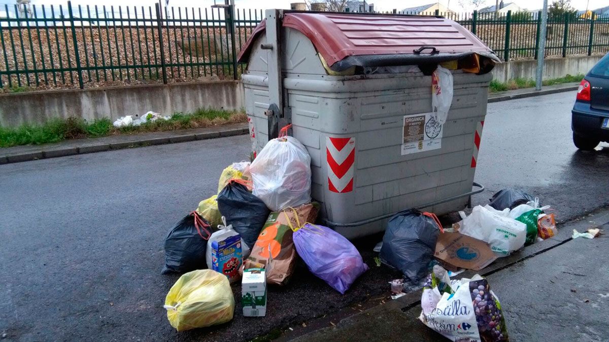 A veces la basura queda fuera de los contenedores y eso provoca que no pueda recogerse. | M.I.