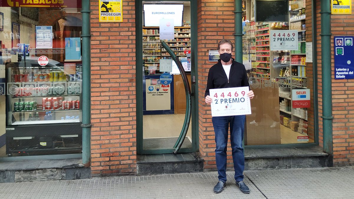 Maximino González, responsable del establecimiento en la calle Covadonga. | L.N.C.