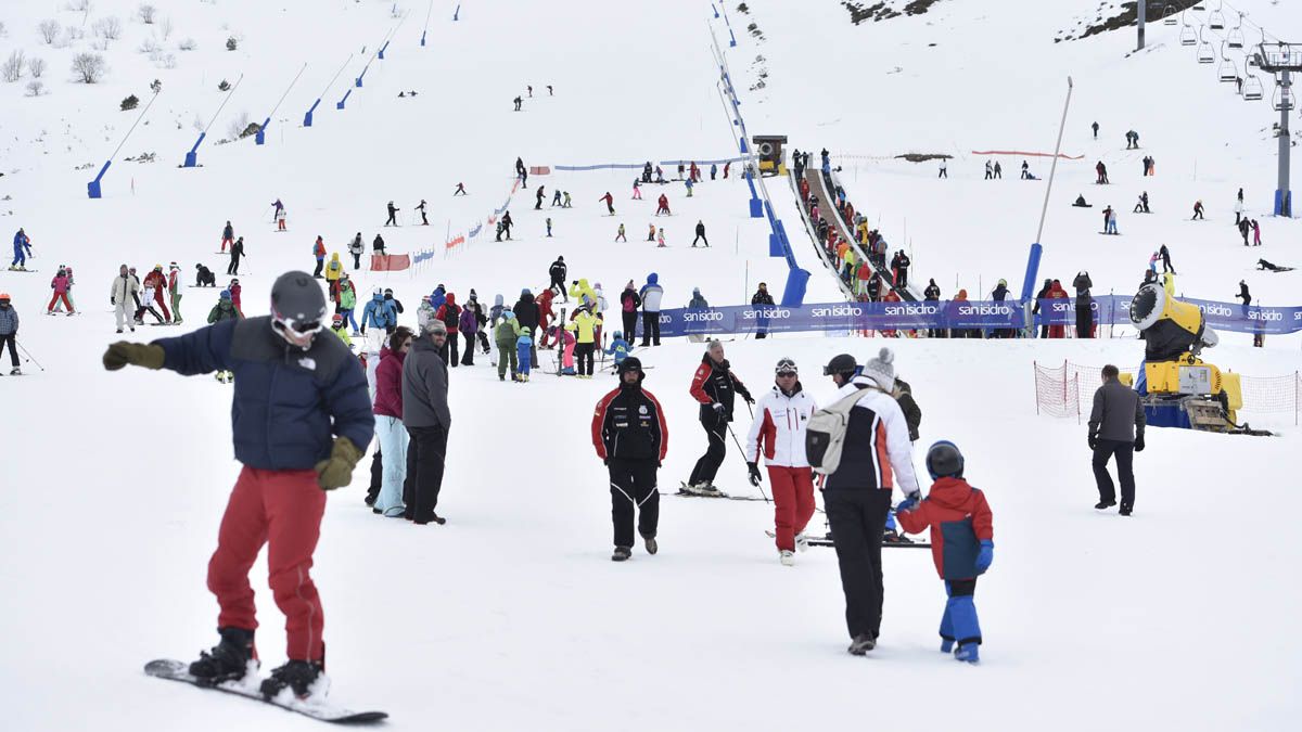La estación de esquí de San Isidro se encuentra inmersa en su campaña invernal. | SAÚL ARÉN