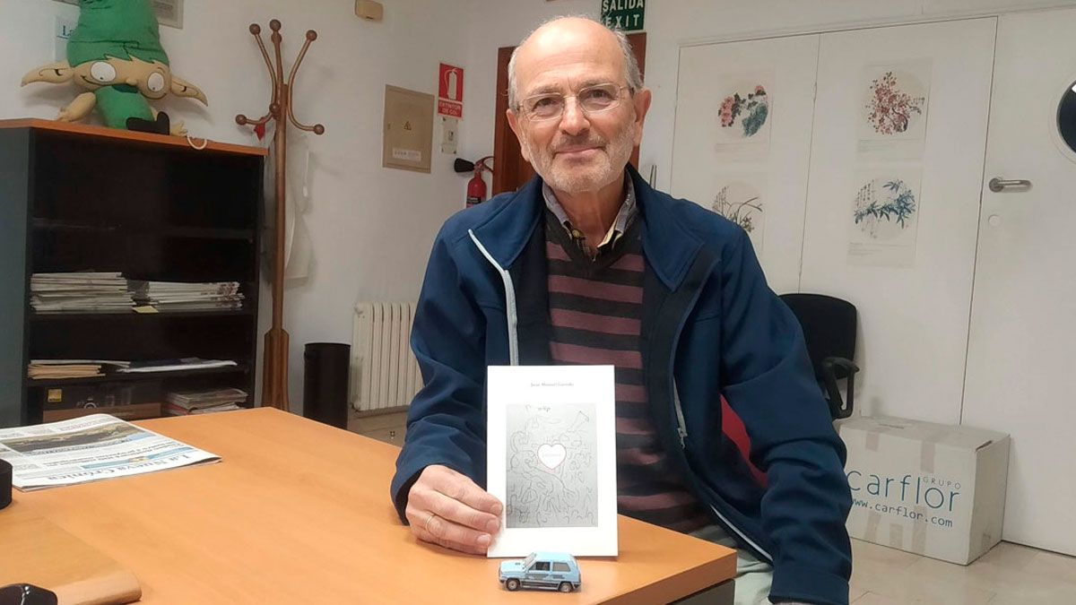 Garrido con su último libro entre las manos y el juguete favorito de su nieto Yeray, que siempre le acompaña. | MAR IGLESIAS Garrido con su último libro entre las manos y el juguete favorito de su nieto Yeray, que siempre le acompaña. | MAR IGLESIAS