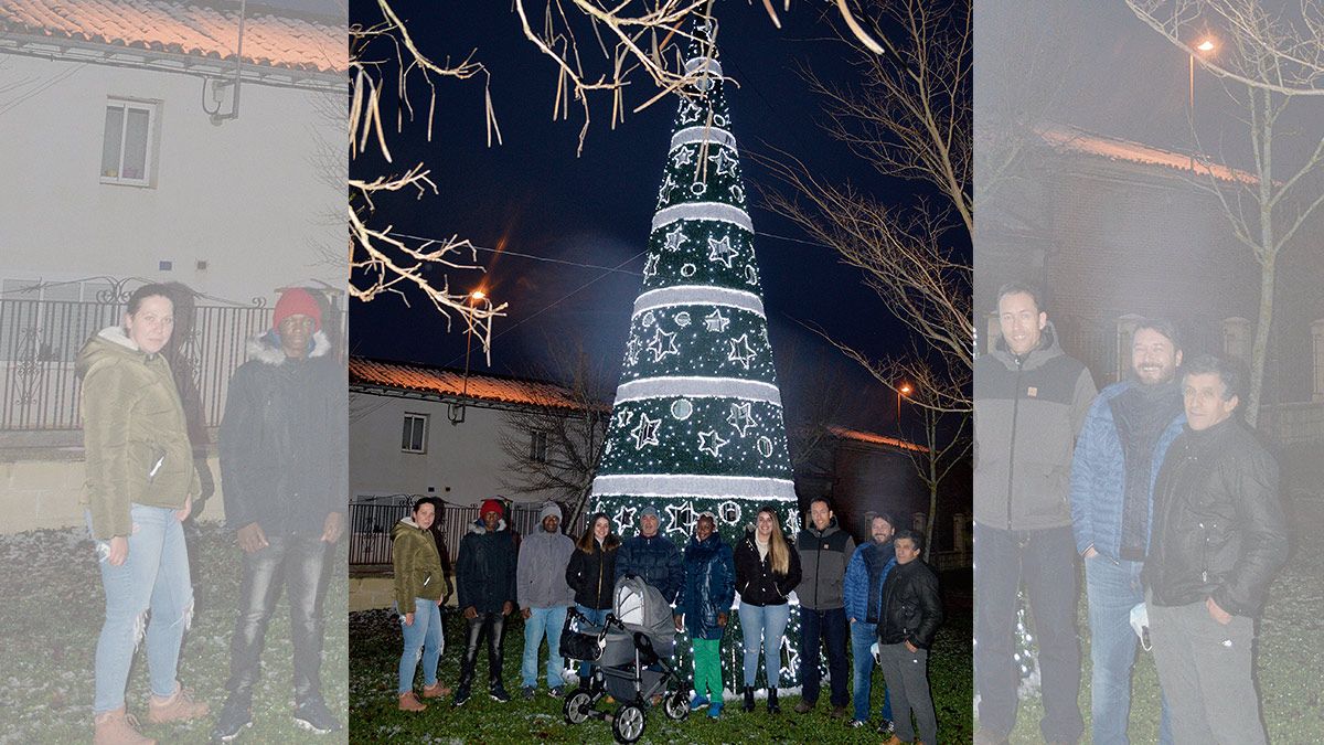 Los vecinos ante el árbol gigante que les ha iluminado la Navidad. | F.F.
