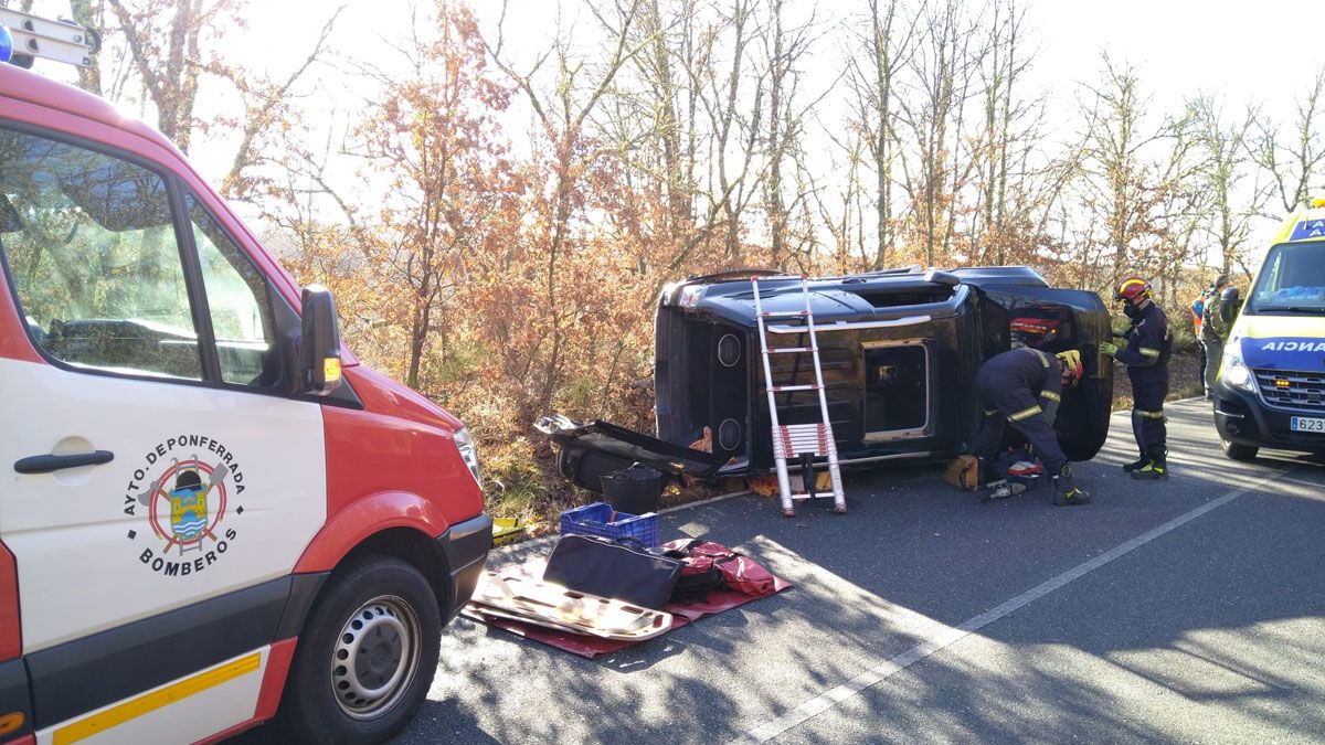 Los vehículos quedaron volcados lateralmente y hubo que extraer a una de las víctimas. | BOMBEROS PONFERRADA