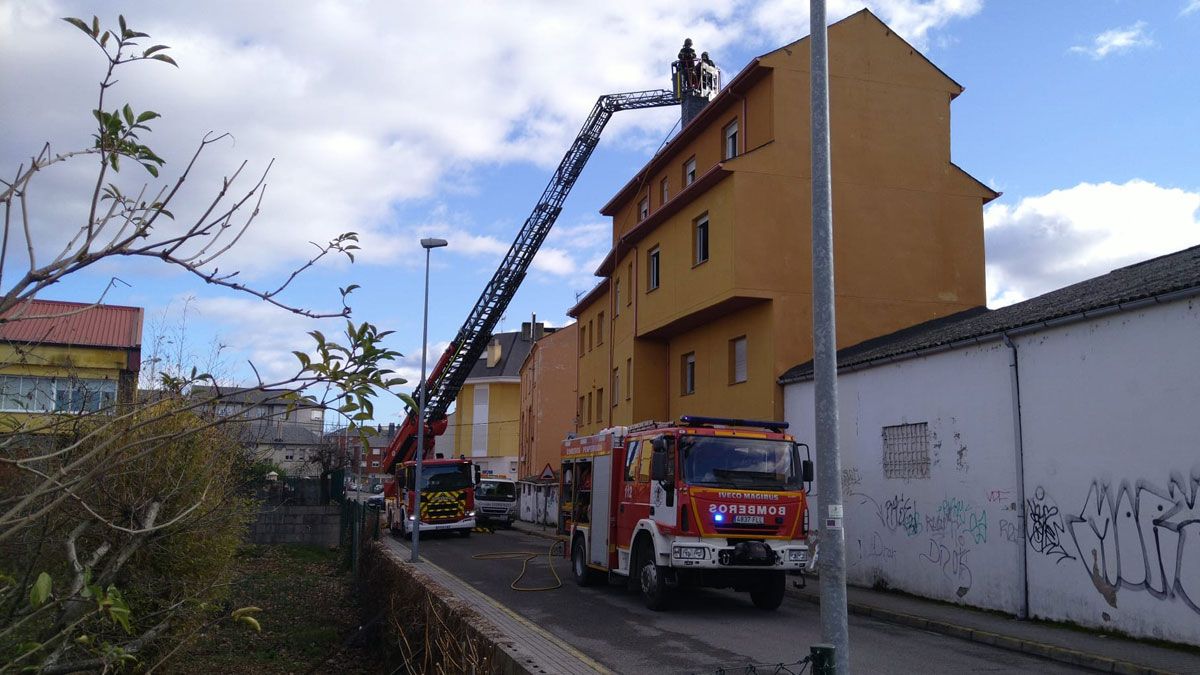 Los Bomberos actuaron en el incendio, pero la intervención vecinal había conseguido parar las llamas. | BOMBEROS PONFERRADA
