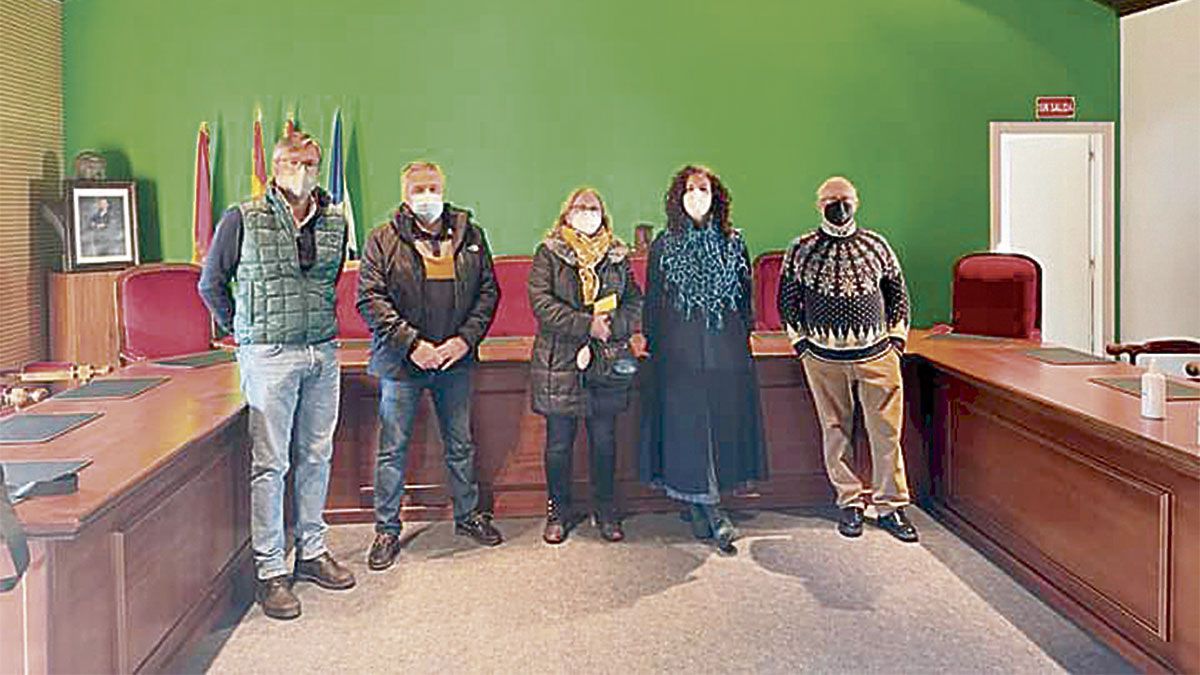 En la fotografía, un momento de la presentación en el Ayuntamiento de La Pola de Gordón. | L.N.C.