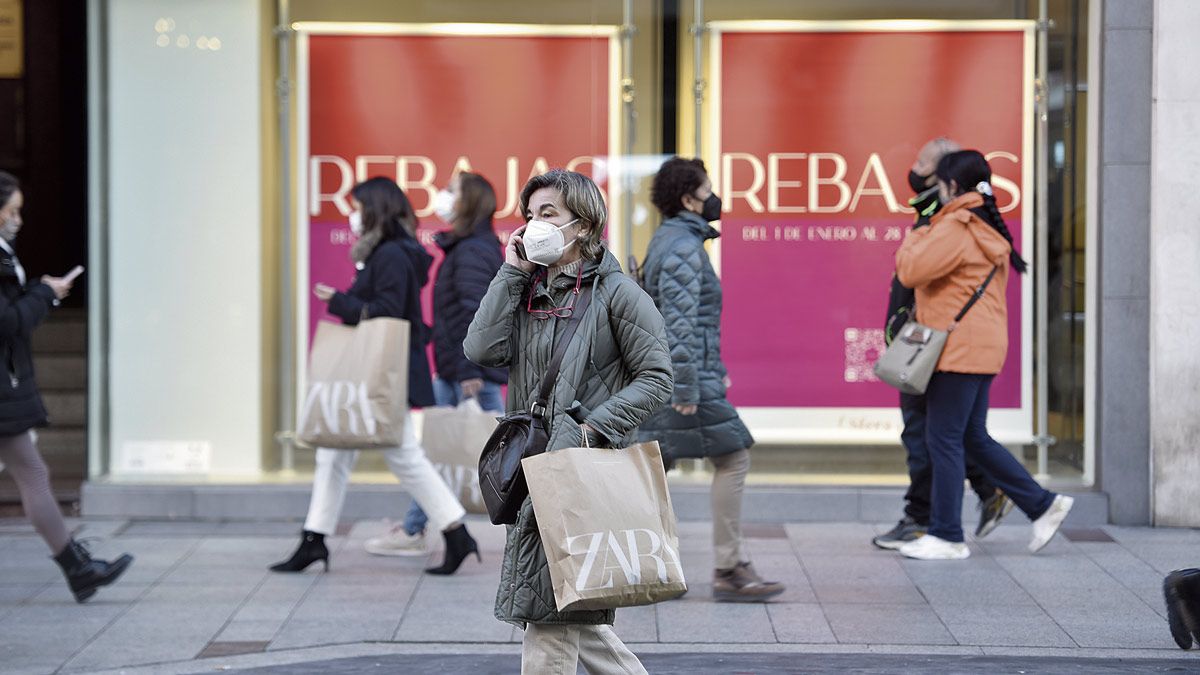 Los leoneses salieron a calle para aprovechar el primer día de las rebajas. | SAÚL ARÉN