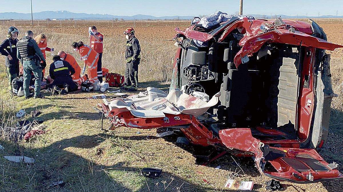 Un hombre de 44 años falleció tras salirse de la carretera en Santa María del Páramo el pasado mes de diciembre. | BOMBEROS AYTO. DE LEÓN