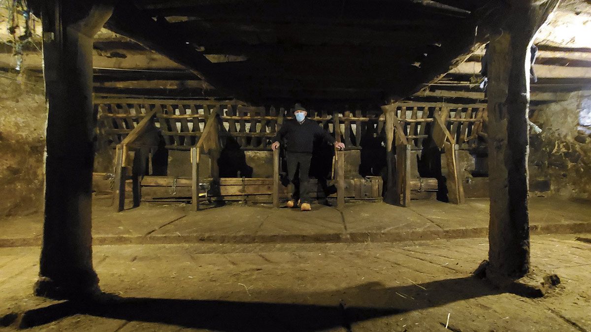 Nino en uno de sus establos, ya vacíos. | REPORTAJE FOTOGRÁFICO: MAURICIO PEÑA