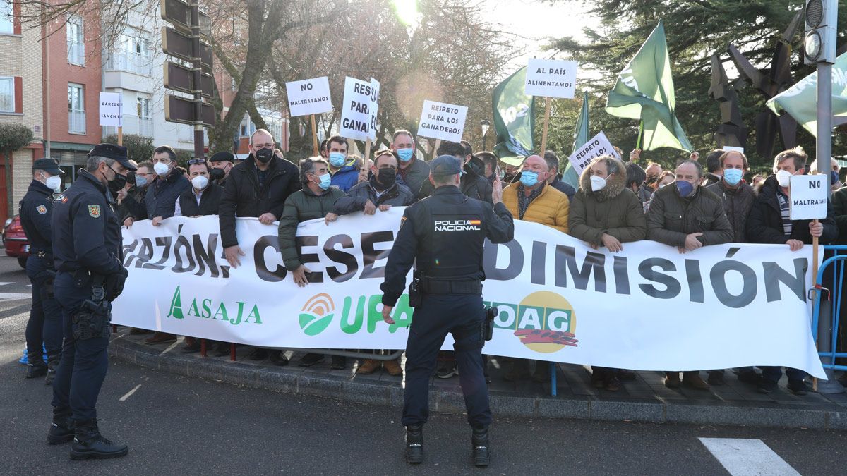Protestas de sindicatos agrarios en la llegada de Pedro Sánchez a Palencia. | BRÁGIMO / ICAL
