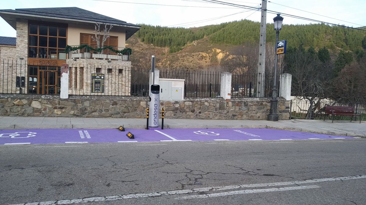 Uno de los puntos de recarga colocados ya en el municipio de Molinaseca. | MAR IGLESIAS