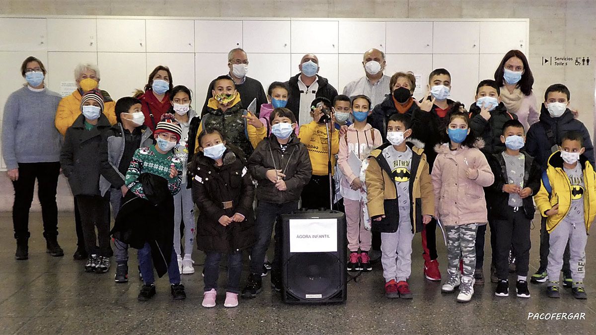 Foto de grupo de los niños asistentes al ágora infantil y sus 'monitores'. | PACO FERGAR MELLA Foto de grupo de los niños asistentes al ágora infantil y sus 'monitores'. | PACO FERGAR MELLA